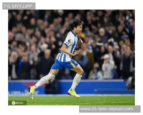 怒！三笘薰拿日本战犯相片，我国球迷反击：你已故，英超劲旅抱歉